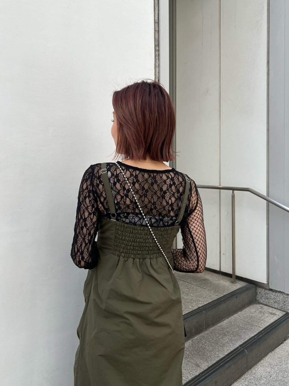 ブラック系のTシャツ/カットソー、ブラック系のブーツを着用したレディースの秋コーディネートの4枚目の写真