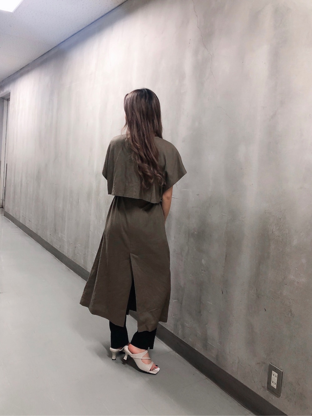 ベージュ系のベスト、ブラック系のその他パンツ、ホワイト系のニット/セーターを着用したレディースの春コーディネートの2枚目の写真