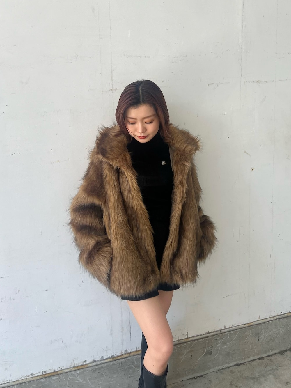 ブラウン系のその他アウター、ブラック系のTシャツ/カットソー、ブラック系のその他パンツを着用したレディースの秋コーディネートの5枚目の写真