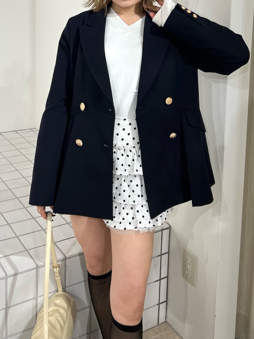 イエロー系のハンドバッグ、ホワイト系のその他パンツ、ホワイト系のニット/セーターを着用したレディースの冬コーディネートの5枚目の写真