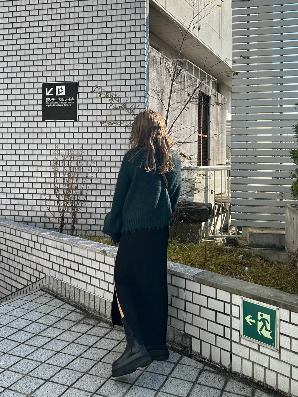 グリーン系のニット/セーター、その他のショルダーバッグ、ブラック系のワンピースを着用したレディースの秋コーディネートの3枚目の写真