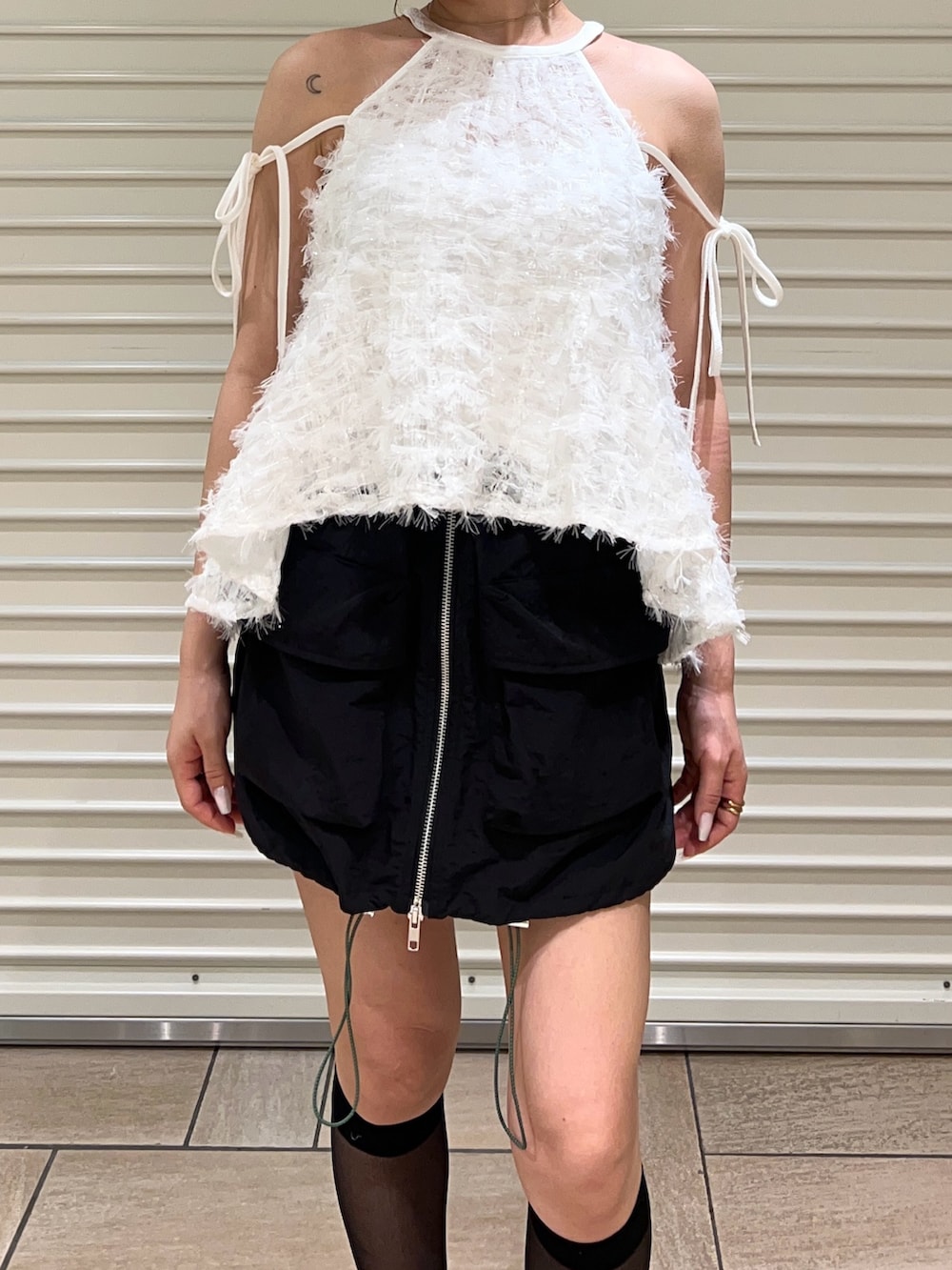 ホワイト系のシャツ/ブラウス、ブラック系のスカートを着用したレディースの夏コーディネートの6枚目の写真