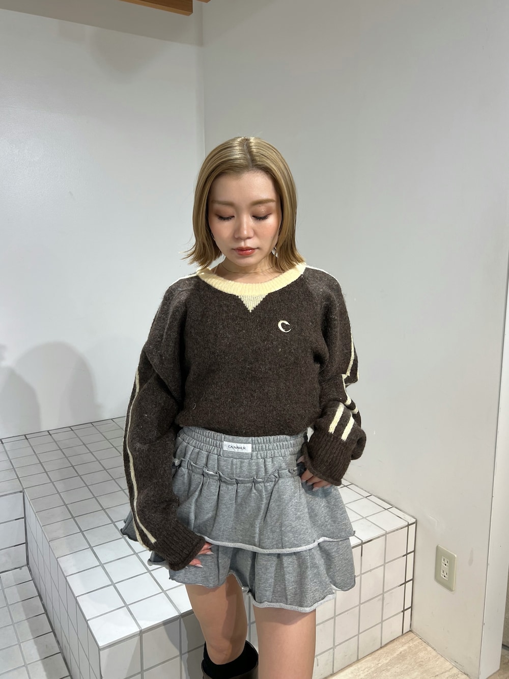 グレー系のその他パンツ、ブラウン系のニット/セーター、ブラウン系のブーツを着用したレディースの冬コーディネートの4枚目の写真