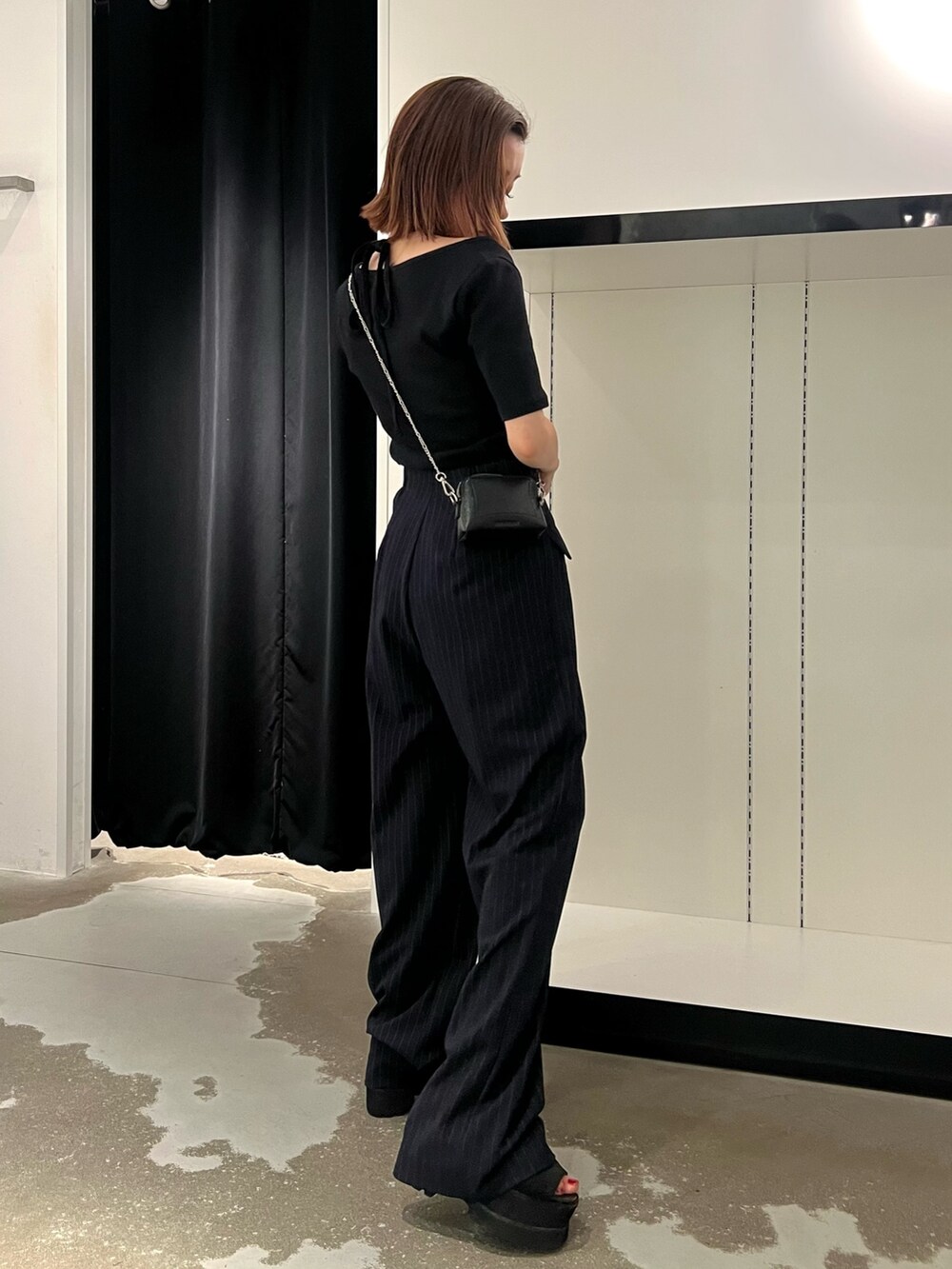 ブラック系のショルダーバッグ、ブラック系のサンダル、ブルー系のその他パンツを着用したレディースの夏コーディネートの2枚目の写真