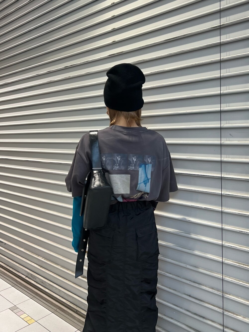 グレー系のTシャツ/カットソー、その他のTシャツ/カットソー、ブラック系のブーツを着用したレディースの春コーディネートの6枚目の写真