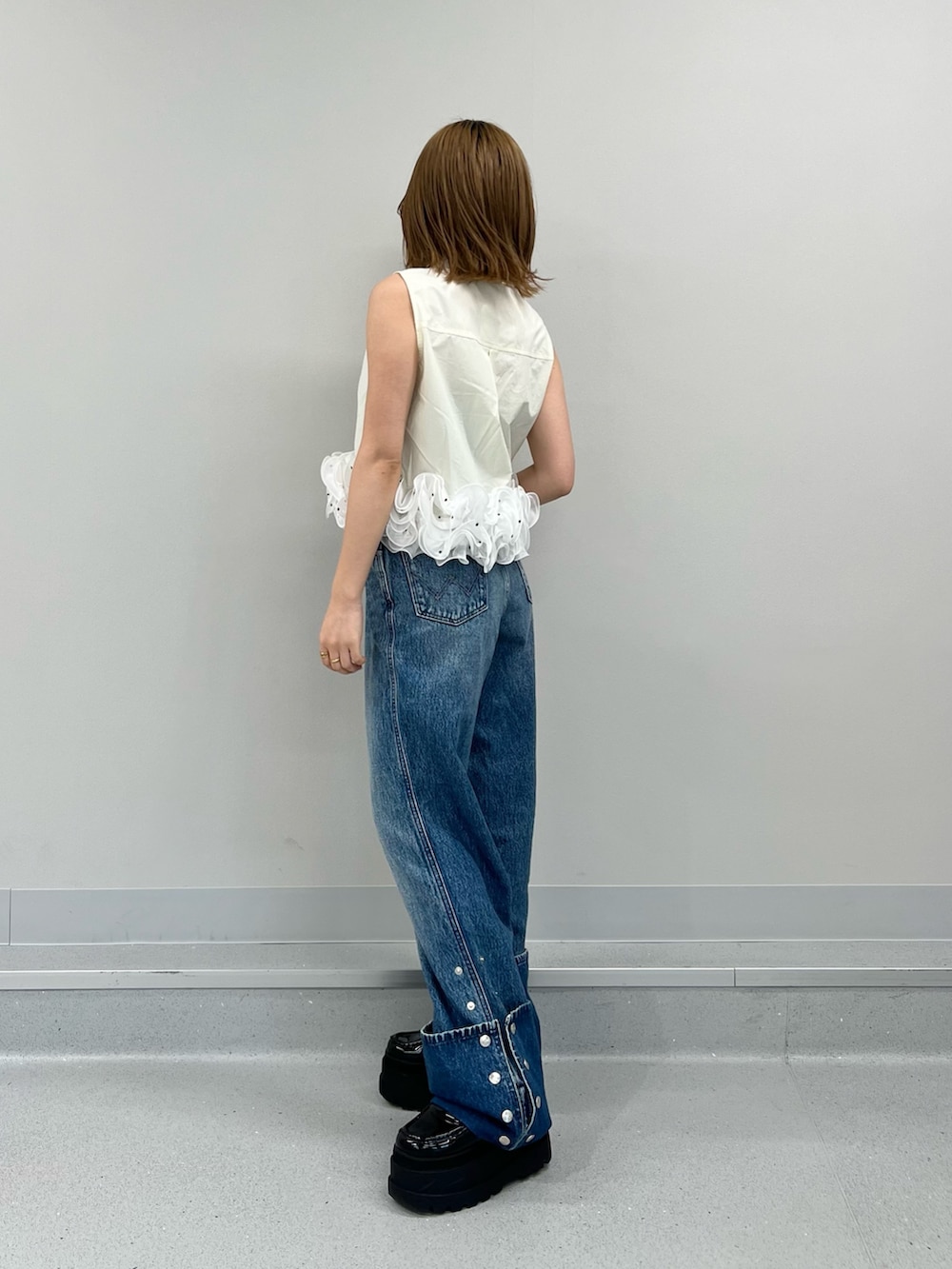 ブルー系のデニムパンツ、イエロー系のシャツ/ブラウスを着用したレディースの夏コーディネートの2枚目の写真