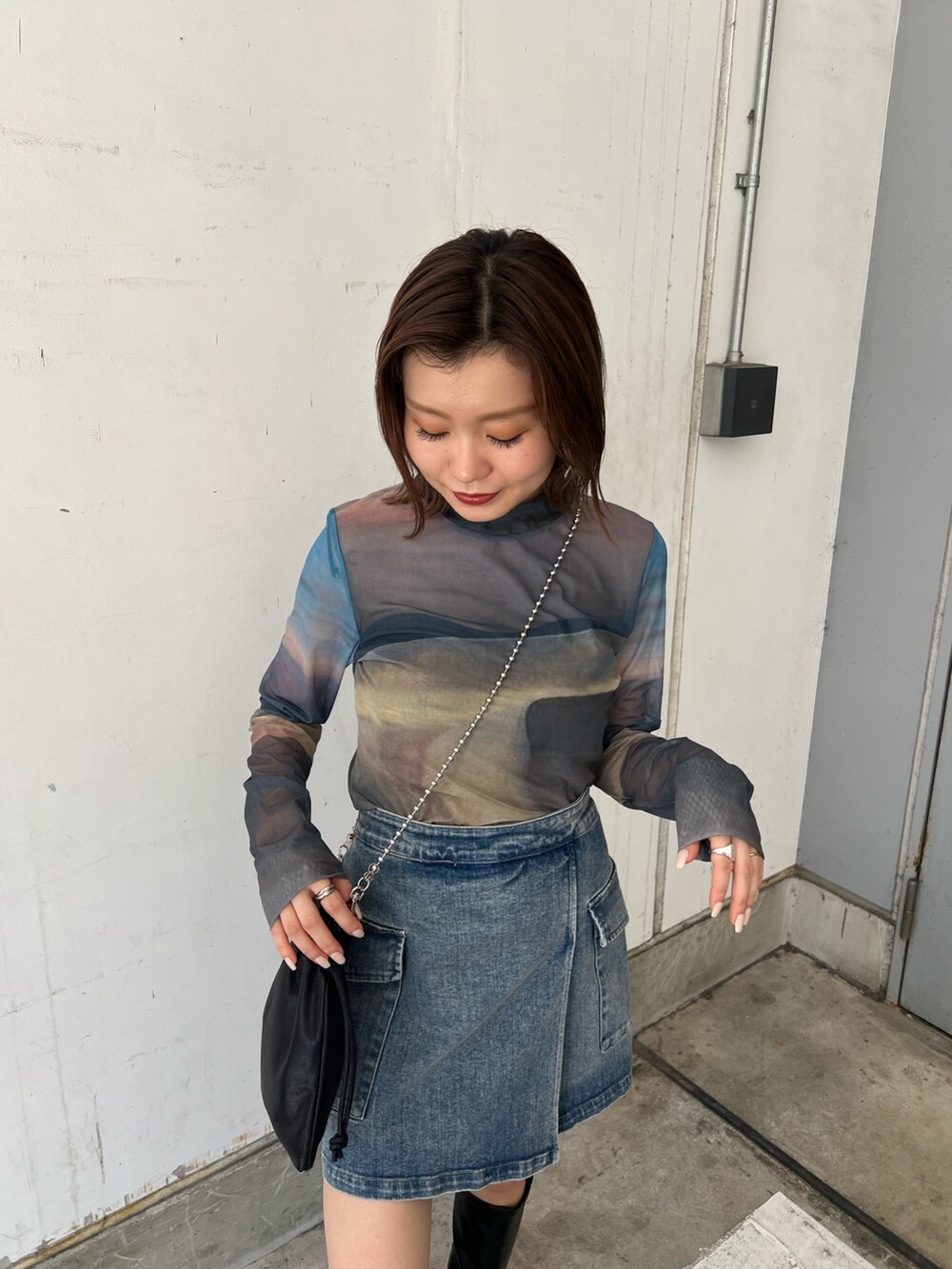 その他のTシャツ/カットソー、ブルー系のスカート、ブラック系のブーツを着用したレディースの夏コーディネートの4枚目の写真