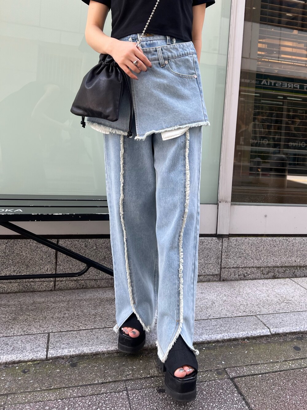 ブラック系のTシャツ/カットソー、ブルー系のデニムパンツ、ブラック系のショルダーバッグを着用したレディースの夏コーディネートの7枚目の写真