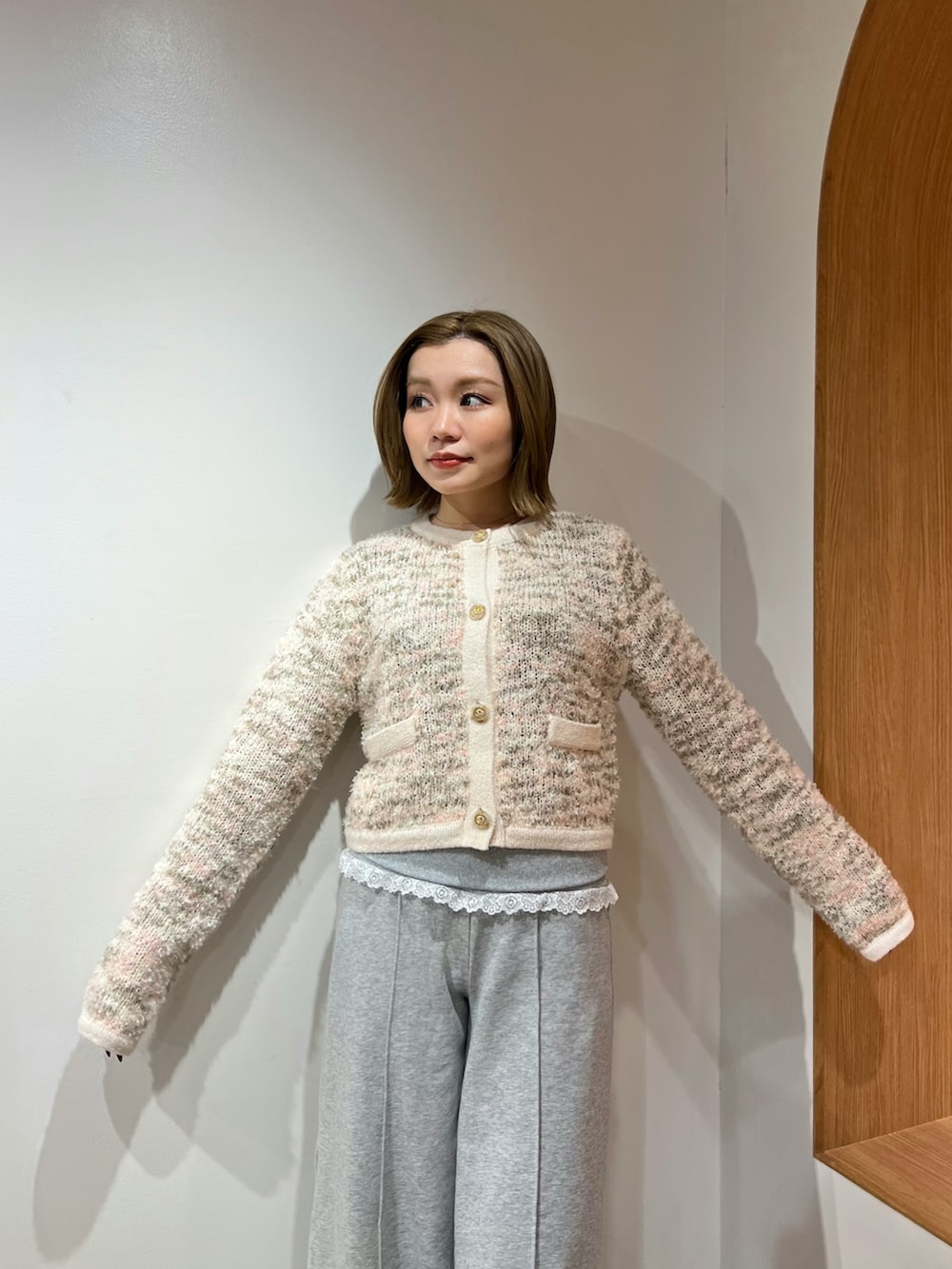 ピンク系のカーディガン/ボレロ、グレー系のその他パンツを着用したレディースの冬コーディネートの4枚目の写真