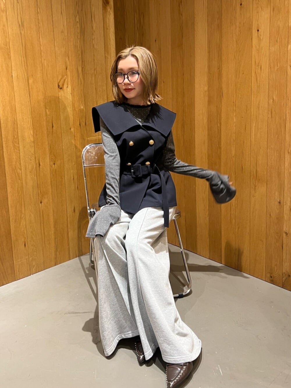 グレー系のその他パンツ、ブラック系のサンダル、ブルー系のその他アウターを着用したレディースの春コーディネートの4枚目の写真