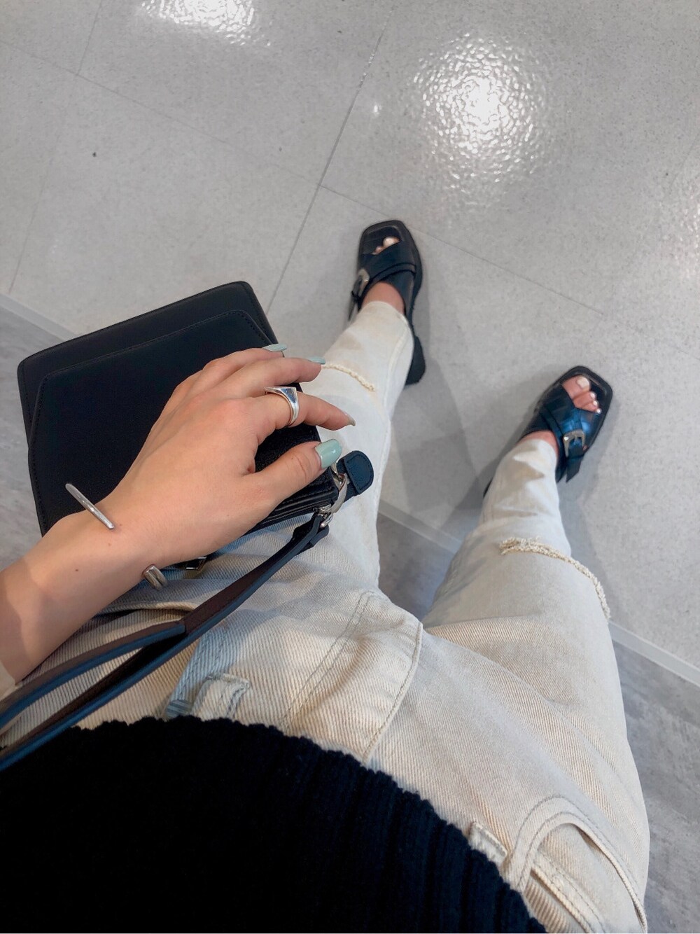 グレー系のその他パンツ、ブラック系のニット/セーター、ホワイト系のシャツ/ブラウスを着用したレディースの春コーディネートの3枚目の写真