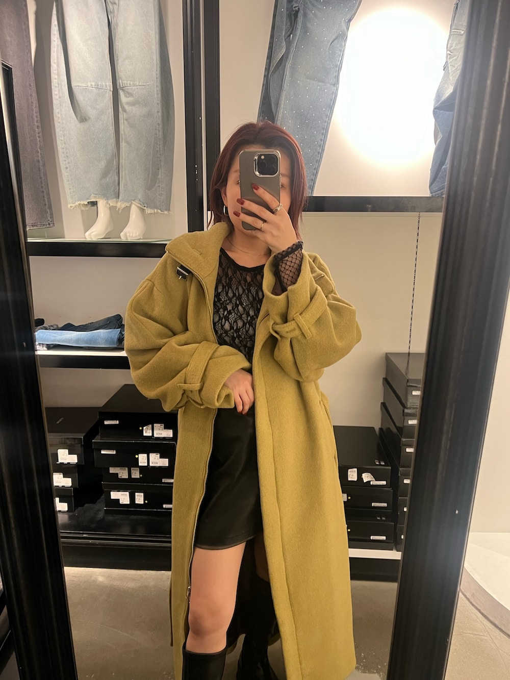 イエロー系のその他アウター、ブラック系のブーツ、ブラック系のTシャツ/カットソーを着用したレディースの秋コーディネートの3枚目の写真