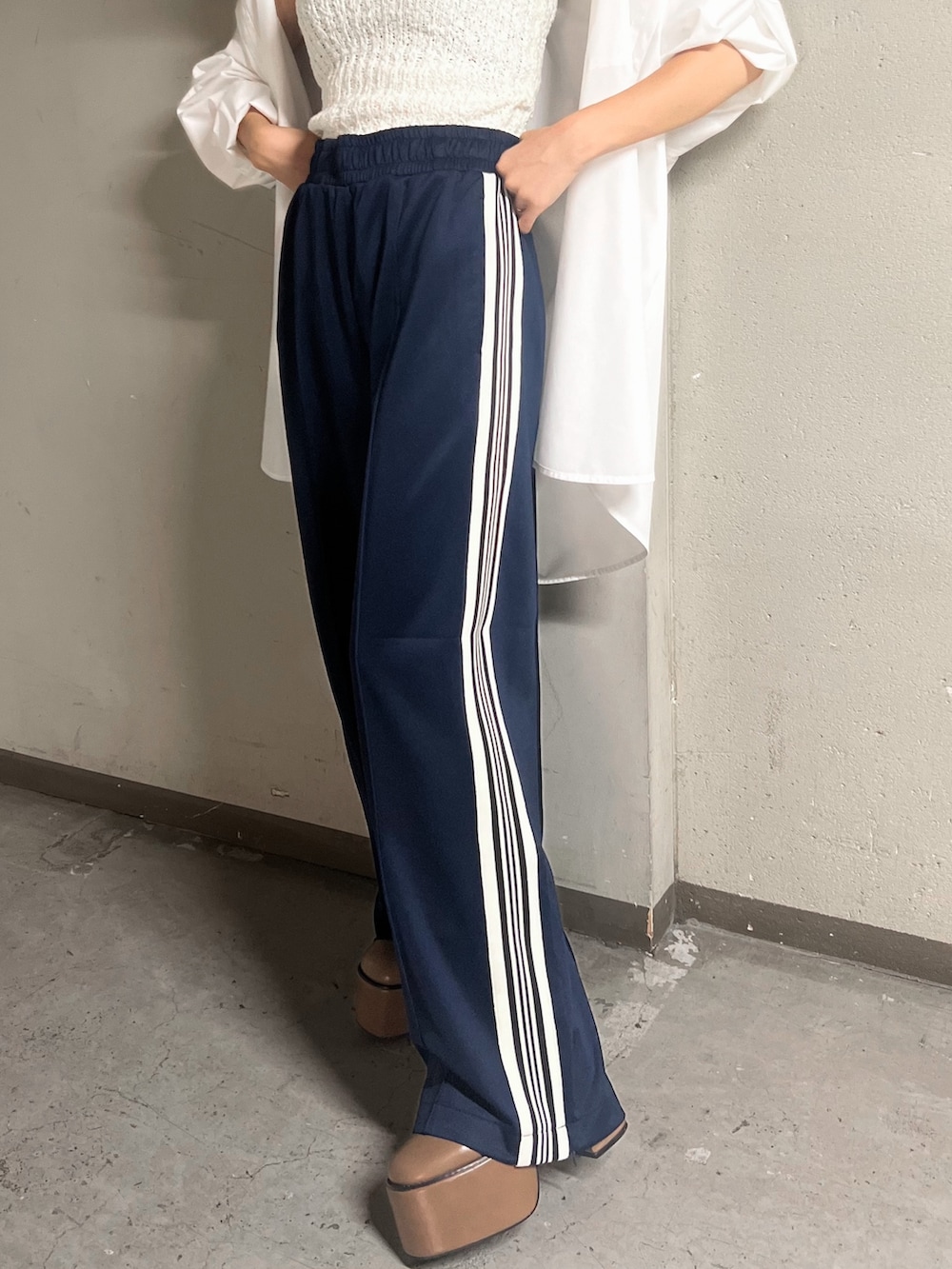 ホワイト系のタンクトップ、ホワイト系のシャツ/ブラウス、ブルー系のその他パンツを着用したレディースの夏コーディネートの6枚目の写真