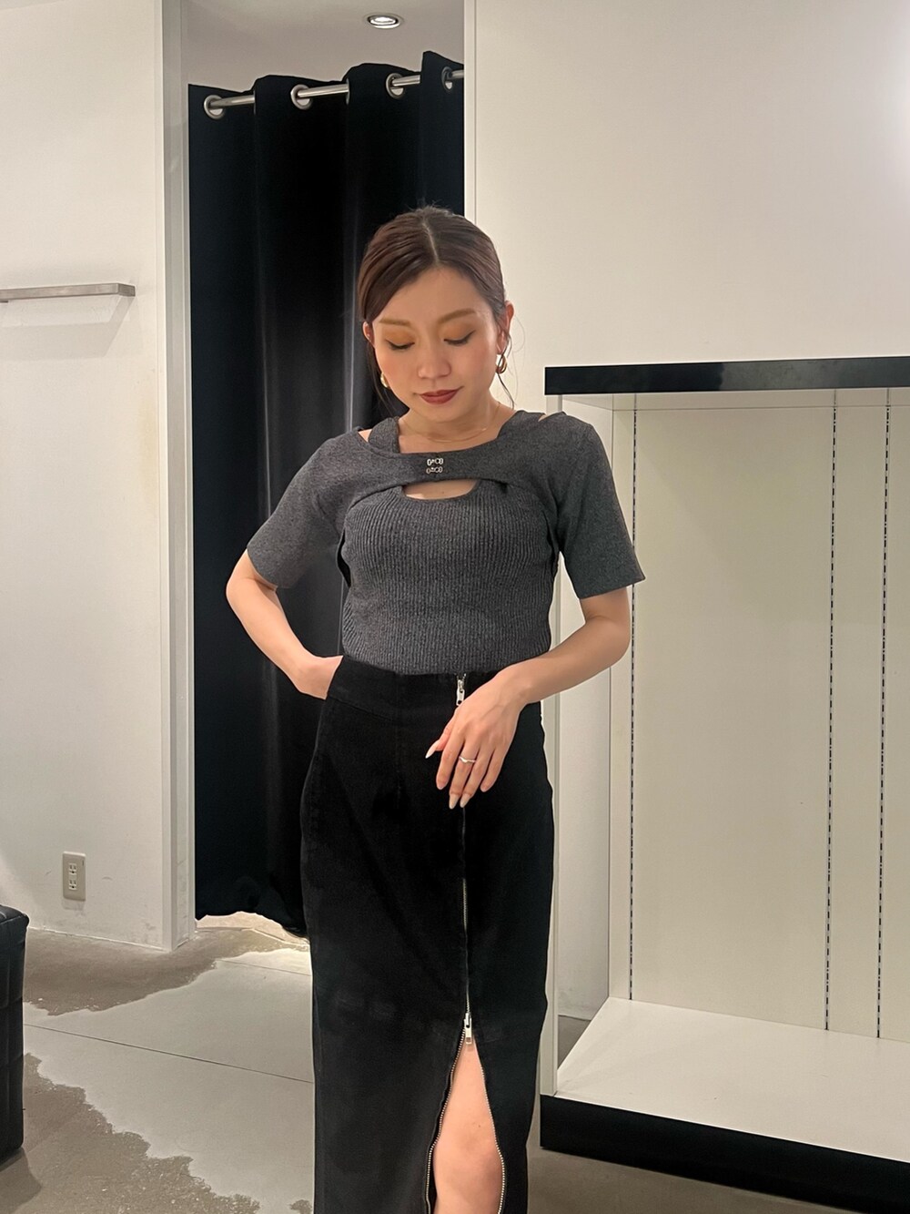 ブラック系のデニムスカート、その他のニット/セーター、ブラック系のサンダルを着用したレディースの夏コーディネートの4枚目の写真