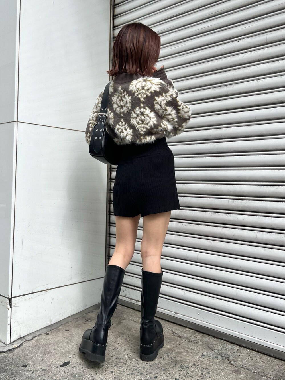 ブラウン系のニット/セーター、ブラック系のハンドバッグ、ブラック系のその他パンツを着用したレディースの秋コーディネートの2枚目の写真