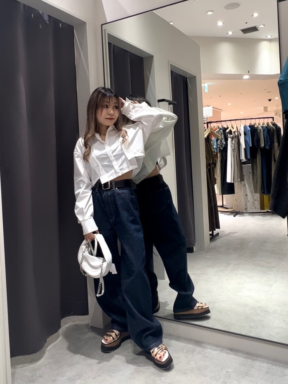 ホワイト系のシャツ/ブラウス、ホワイト系のハンドバッグ、その他のサンダルを着用したレディースの春コーディネートの3枚目の写真