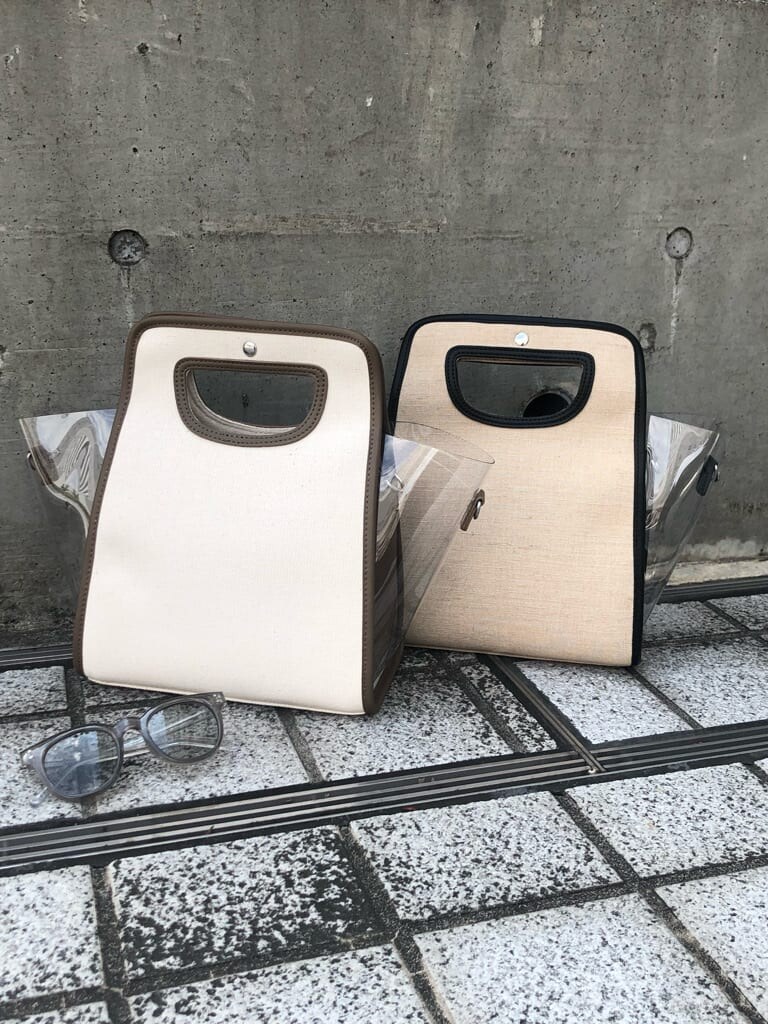 ベージュ系のシャツ/ブラウス、ブラウン系のハンドバッグ、ホワイト系のサンダルを着用したレディースの夏コーディネートの6枚目の写真