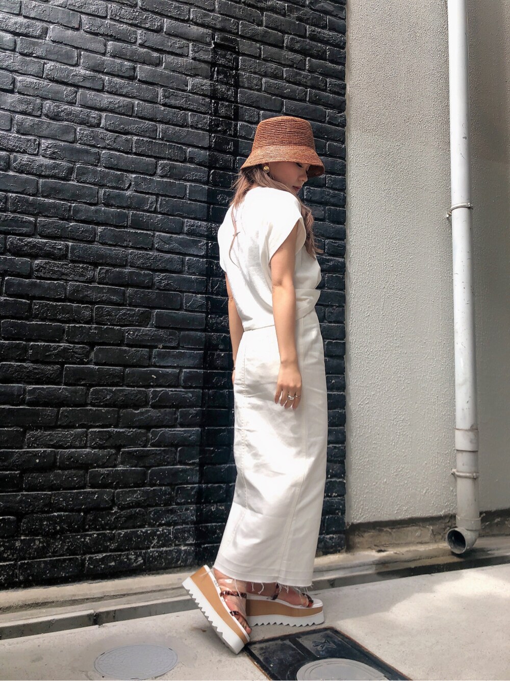 ホワイト系のスカート、ホワイト系のサンダル、ホワイト系のタンクトップを着用したレディースの夏コーディネートの2枚目の写真