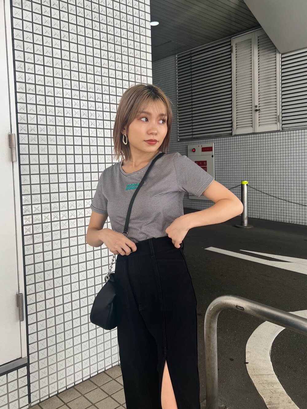 その他のTシャツ/カットソー、ブラック系のスカートを着用したレディースの夏コーディネートの5枚目の写真