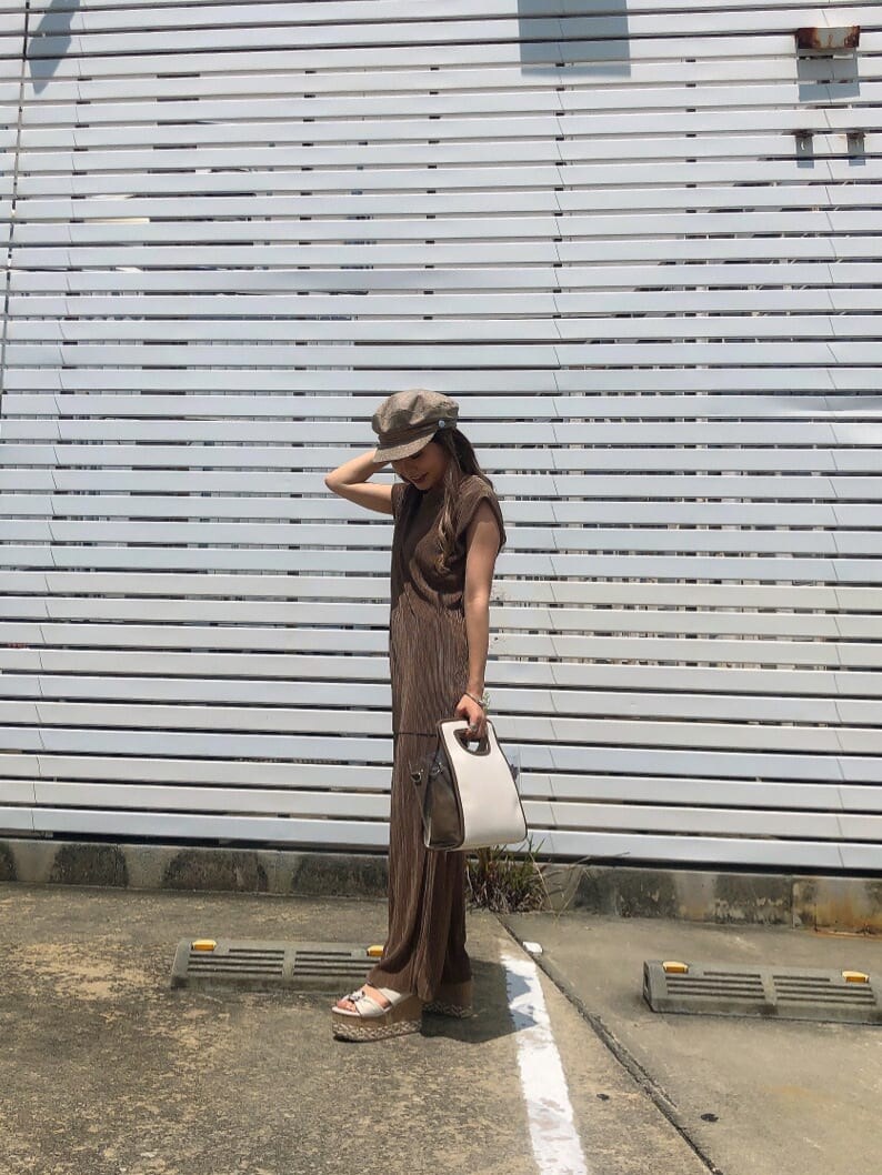 ベージュ系のシャツ/ブラウス、ブラウン系のハンドバッグ、ホワイト系のサンダルを着用したレディースの夏コーディネートの2枚目の写真