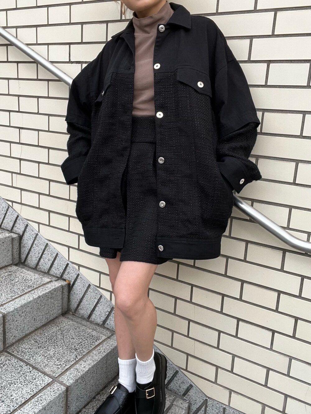 ブラック系のブルゾン、ブラック系のカーゴパンツ、ブラック系のローファーを着用したレディースの冬コーディネートの6枚目の写真