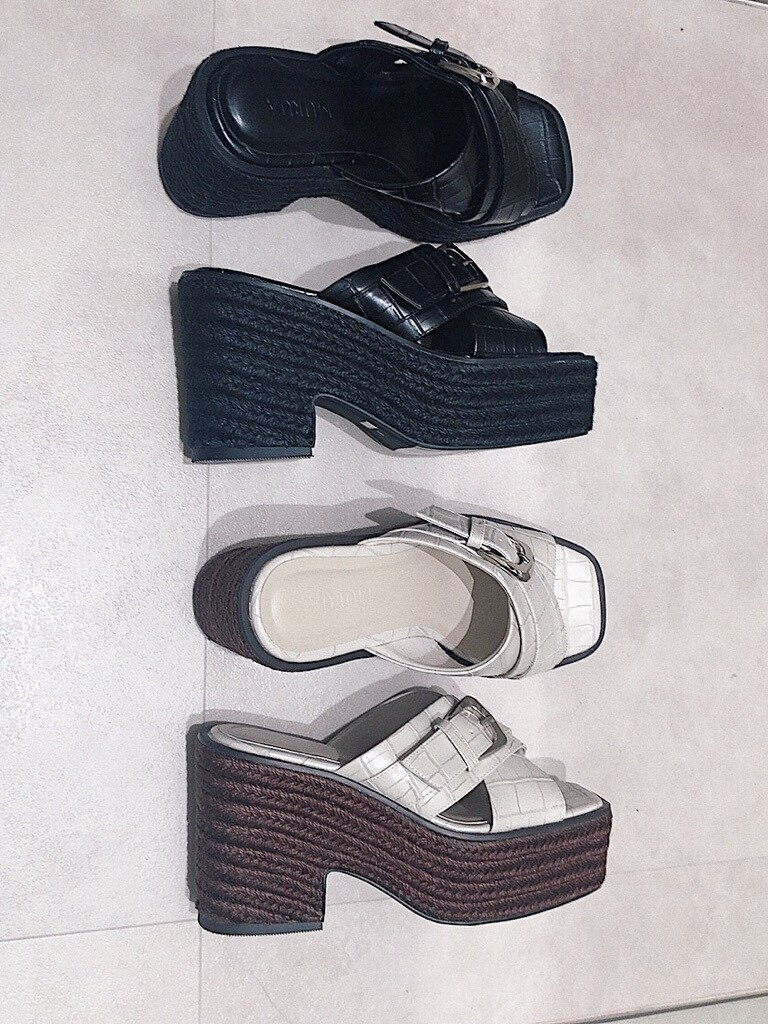 ホワイト系のサンダルを着用したレディースの春コーディネートの3枚目の写真