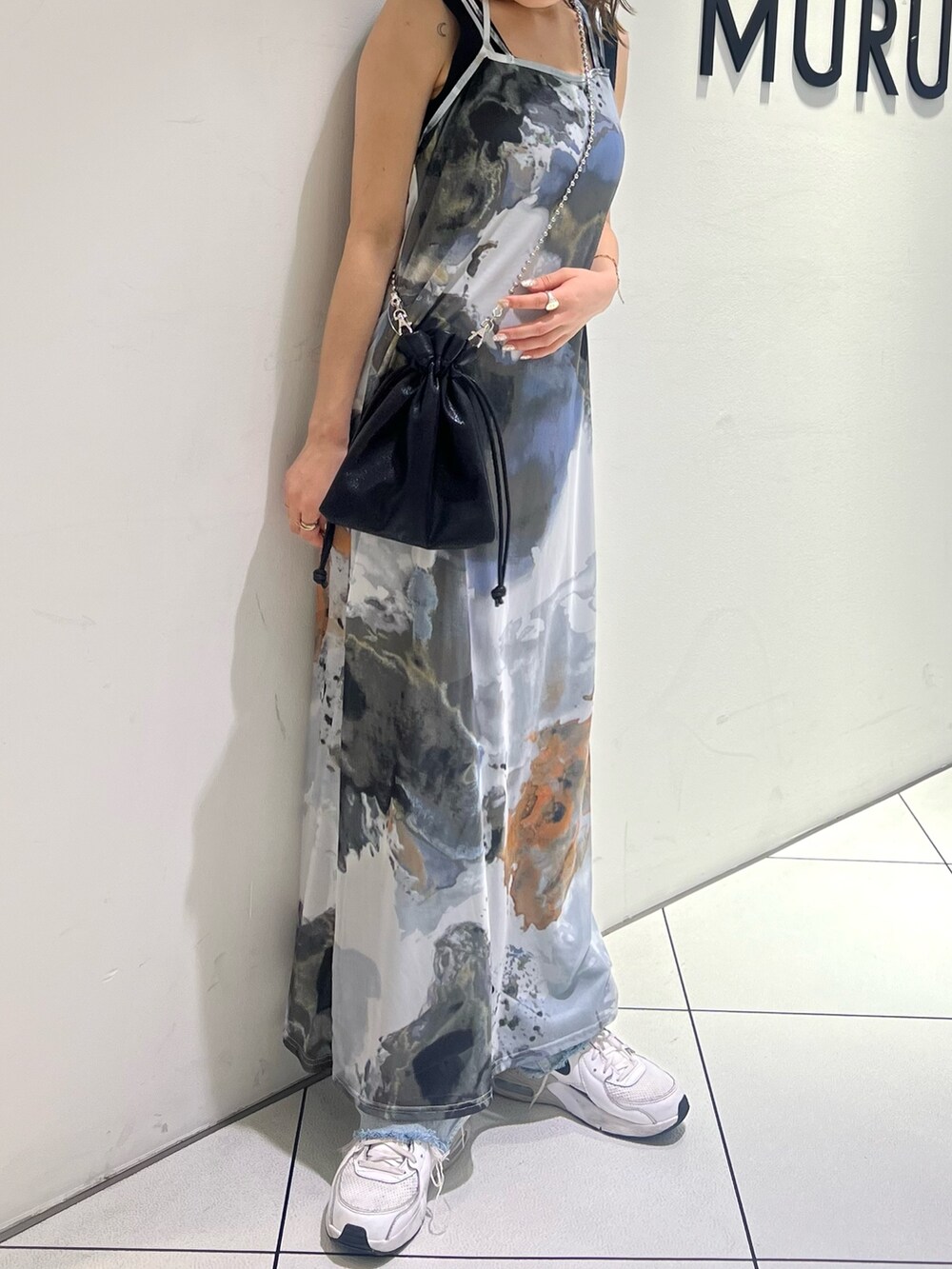 ブラック系のニット/セーター、グレー系のワンピース、ブラック系のショルダーバッグを着用したレディースの夏コーディネートの5枚目の写真