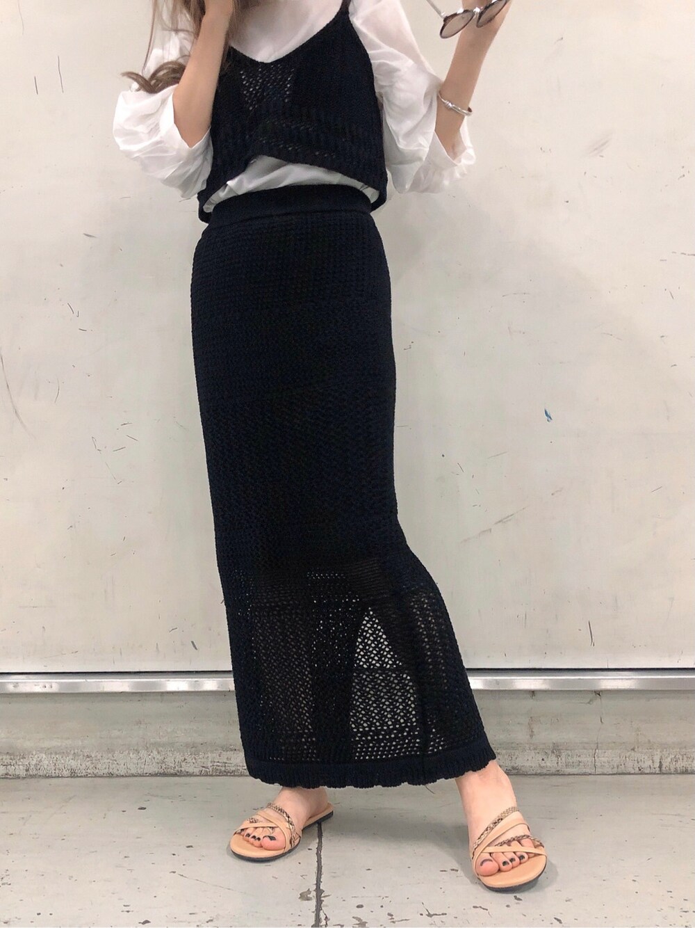 ベージュ系のサンダル、ブラック系のスカート、ブラック系のシャツ/ブラウスを着用したレディースの春コーディネートの4枚目の写真