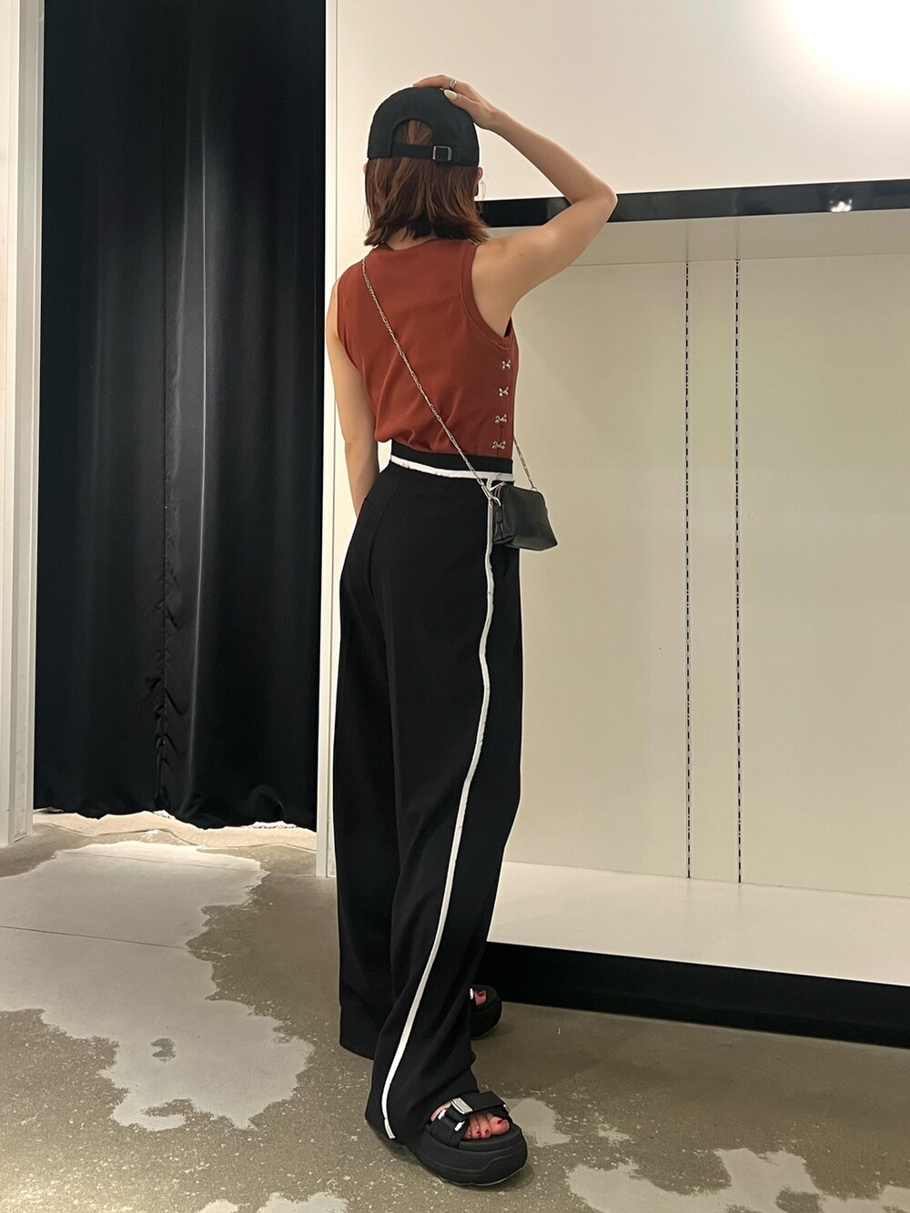 ブラック系のサンダル、ブラック系のその他パンツ、ブラック系のショルダーバッグを着用したレディースの夏コーディネートの2枚目の写真