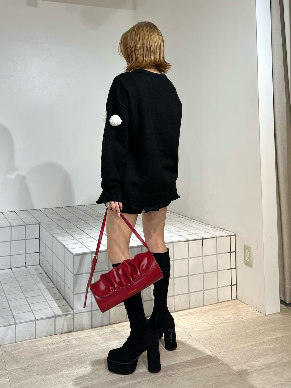 ブラック系のニット/セーター、ブラック系のその他パンツ、ブラック系のブーツを着用したレディースの冬コーディネートの3枚目の写真