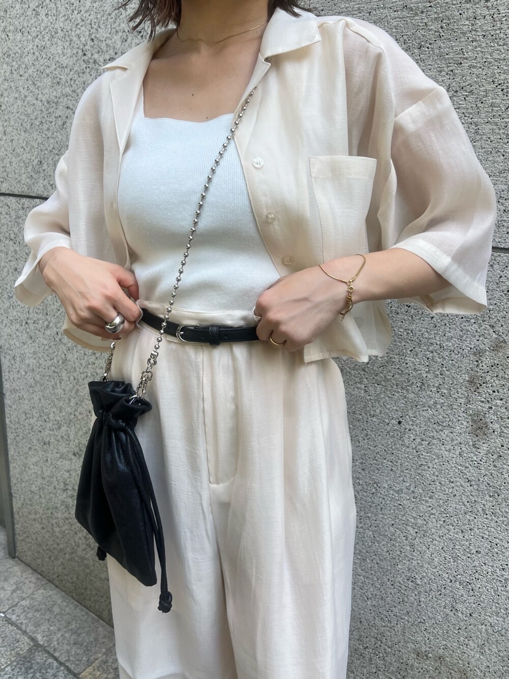 ホワイト系のシャツ/ブラウス、ホワイト系のニット/セーター、ブラック系のショルダーバッグを着用したレディースの夏コーディネートの8枚目の写真