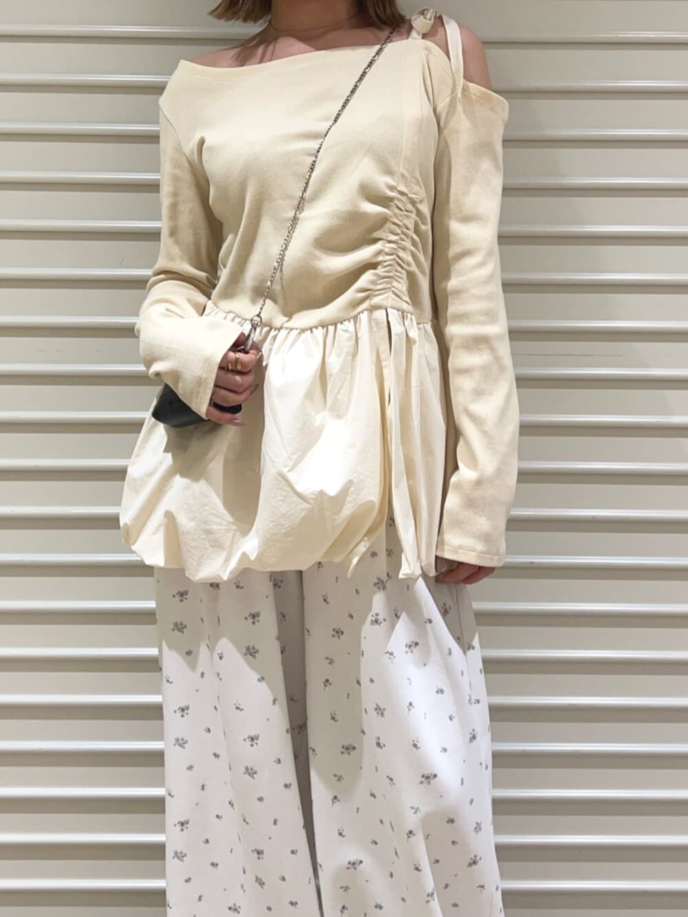 イエロー系のTシャツ/カットソー、ホワイト系のその他パンツを着用したレディースの春コーディネートの6枚目の写真