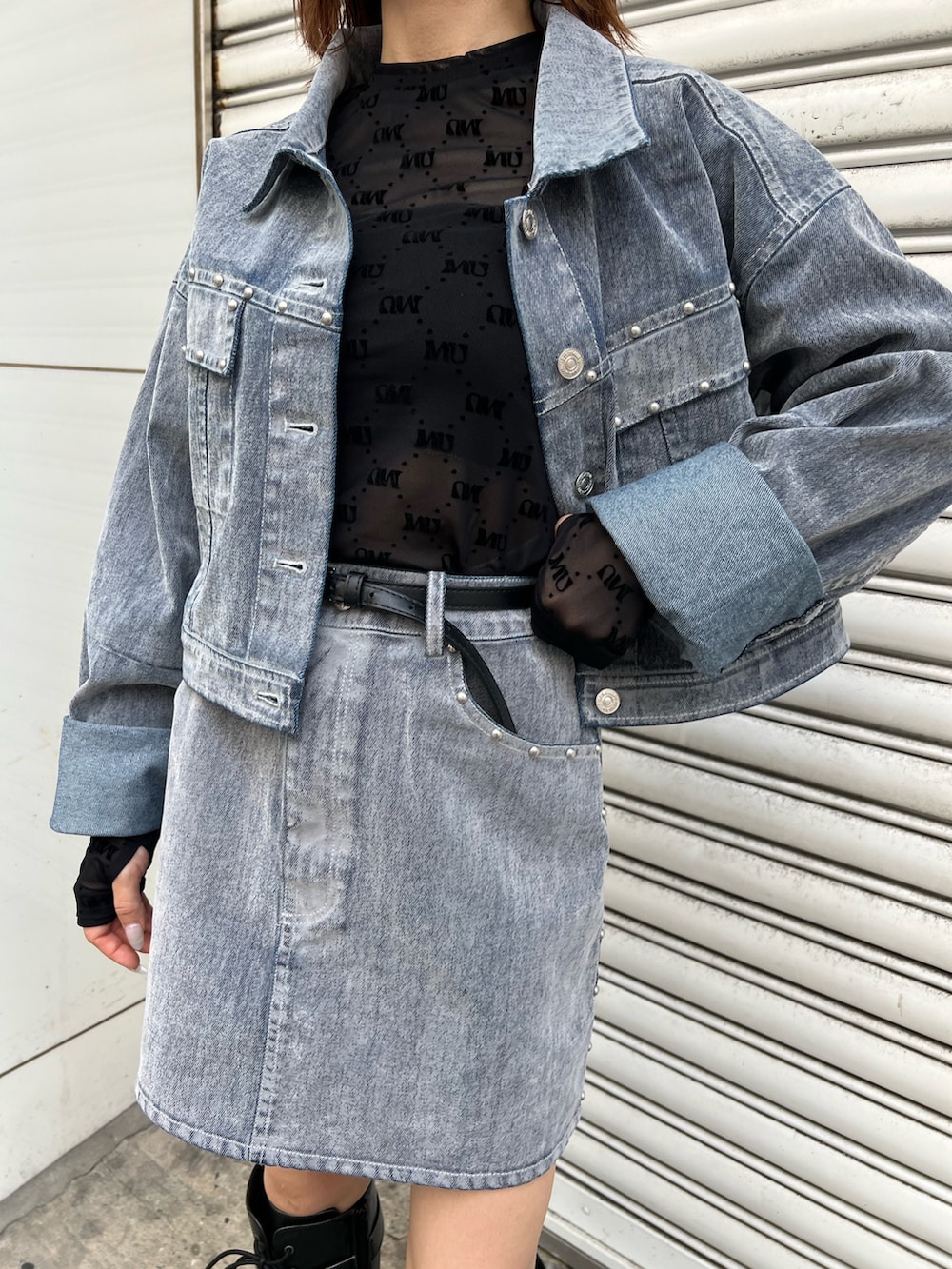 ブラック系のブーツ、ブラック系のTシャツ/カットソー、グレー系のデニムジャケットを着用したレディースの夏コーディネートの6枚目の写真