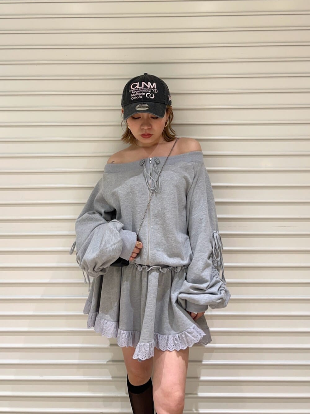 グリーン系のスカート、グレー系のスカートを着用したレディースの春コーディネートの4枚目の写真