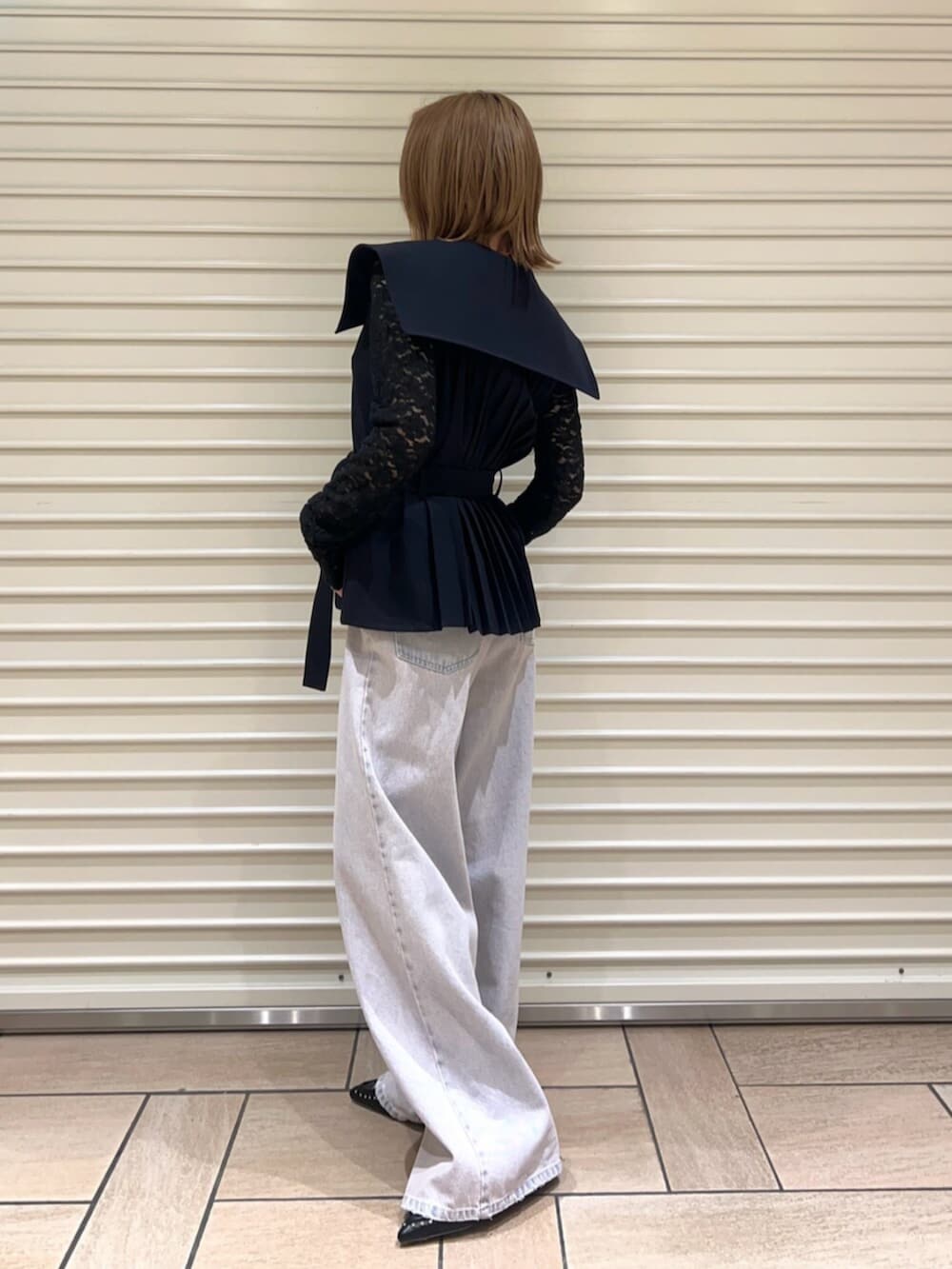 ブラック系のサンダル、ブルー系のその他アウター、ピンク系のデニムパンツを着用したレディースの春コーディネートの2枚目の写真