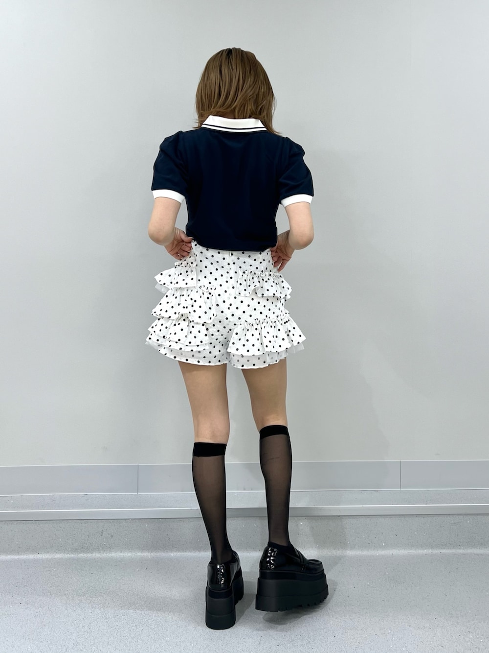ホワイト系のその他パンツ、ブルー系のTシャツ/カットソーを着用したレディースの春コーディネートの3枚目の写真
