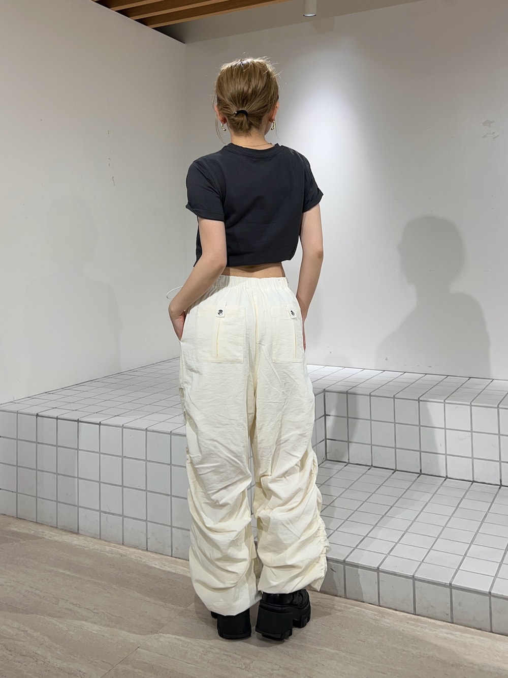 ホワイト系のその他パンツ、ブラック系のTシャツ/カットソーを着用したレディースの夏コーディネートの3枚目の写真