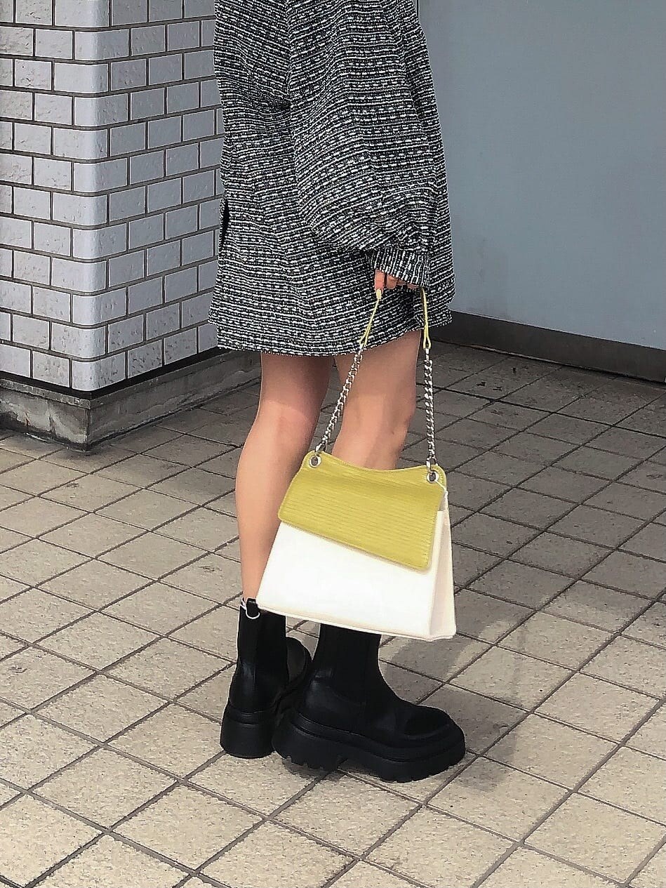 ブラック系のその他アウター、ブラック系のスカート、ブラック系のブーツを着用したレディースの春コーディネートの8枚目の写真