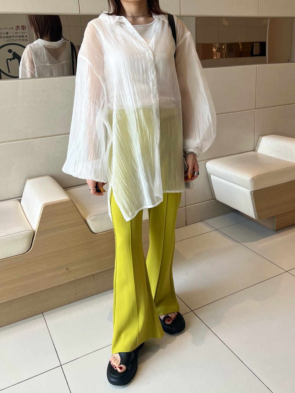 ホワイト系のシャツ/ブラウス、ホワイト系のタンクトップ、ブラック系のトートバッグを着用したレディースの春コーディネートの6枚目の写真