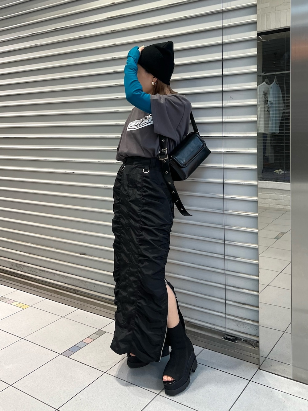 グレー系のTシャツ/カットソー、その他のTシャツ/カットソー、ブラック系のブーツを着用したレディースの春コーディネートの2枚目の写真