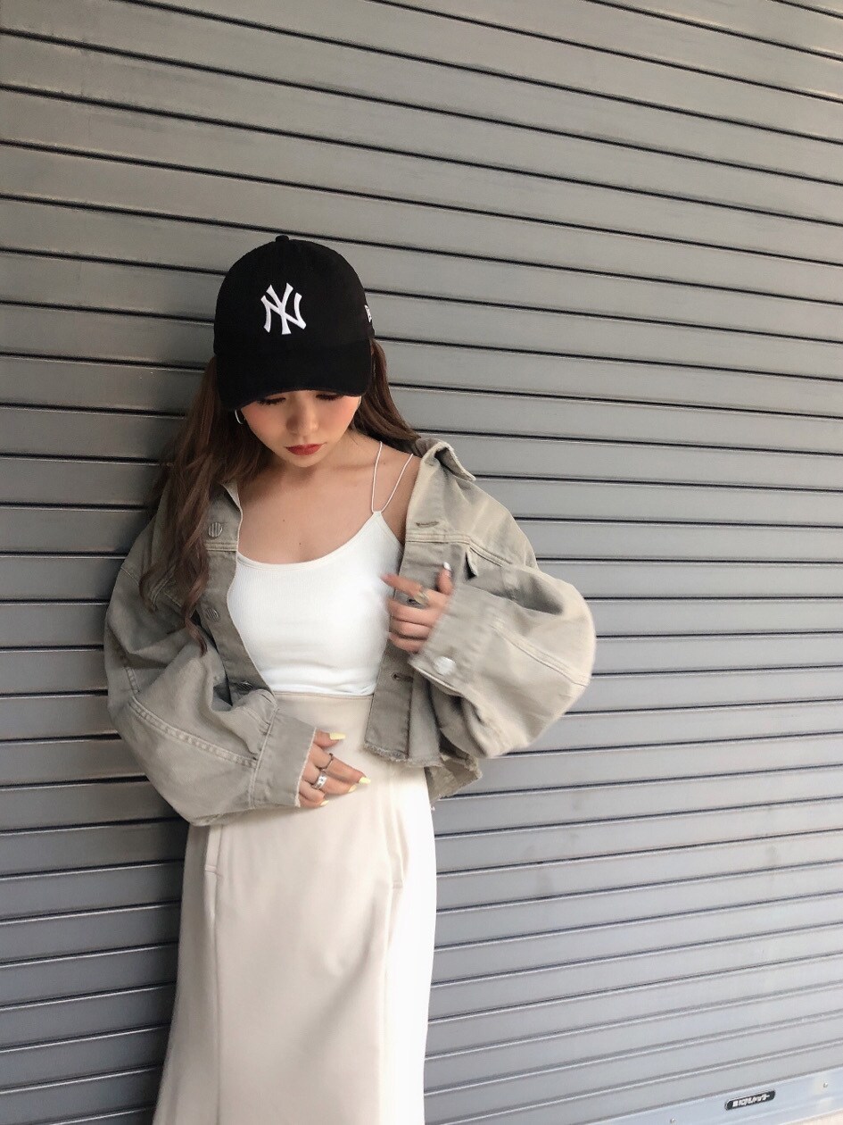 ホワイト系のキャミソール、ベージュ系のデニムジャケットを着用したレディースの春コーディネートの5枚目の写真