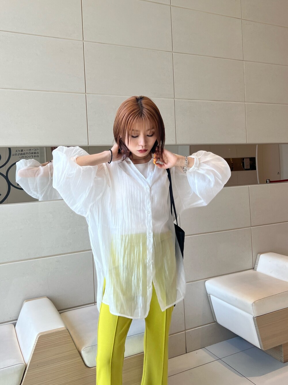 ホワイト系のシャツ/ブラウス、ホワイト系のタンクトップ、ブラック系のトートバッグを着用したレディースの春コーディネートの5枚目の写真