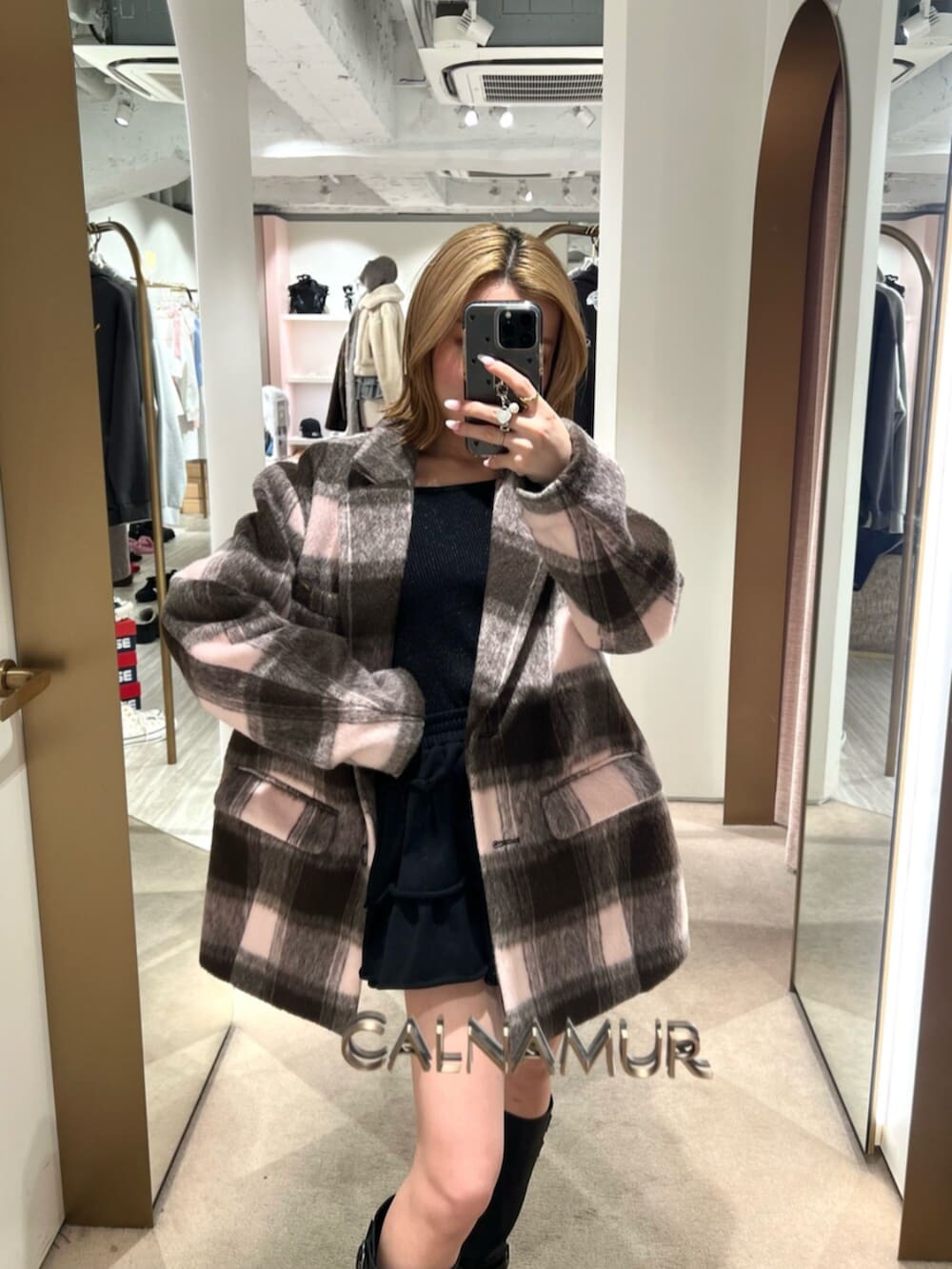 ブラック系のその他パンツ、ブラック系のニット/セーター、その他のテーラードジャケットを着用したレディースの冬コーディネートの6枚目の写真