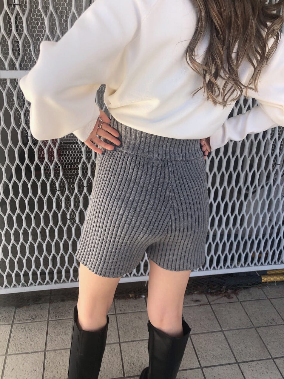 グレー系のその他パンツ、ブラック系のブーツ、ブラック系のダウンベストを着用したレディースの秋コーディネートの5枚目の写真