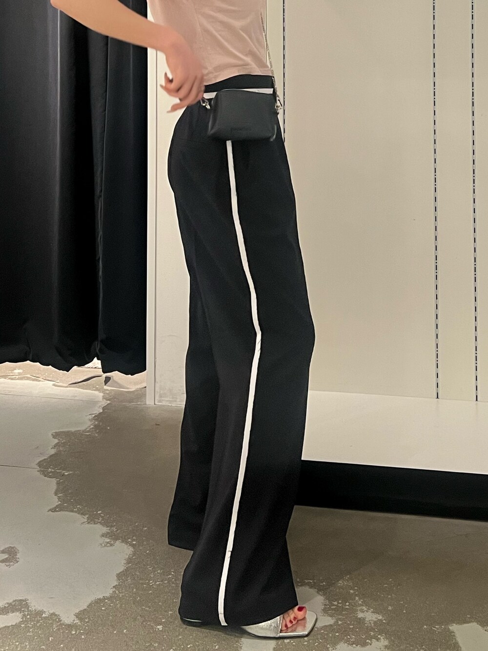 ブラック系のその他パンツ、ブラック系のショルダーバッグ、ピンク系のTシャツ/カットソーを着用したレディースの夏コーディネートの7枚目の写真