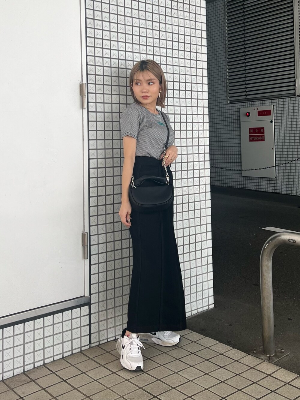 その他のTシャツ/カットソー、ブラック系のスカートを着用したレディースの夏コーディネートの3枚目の写真