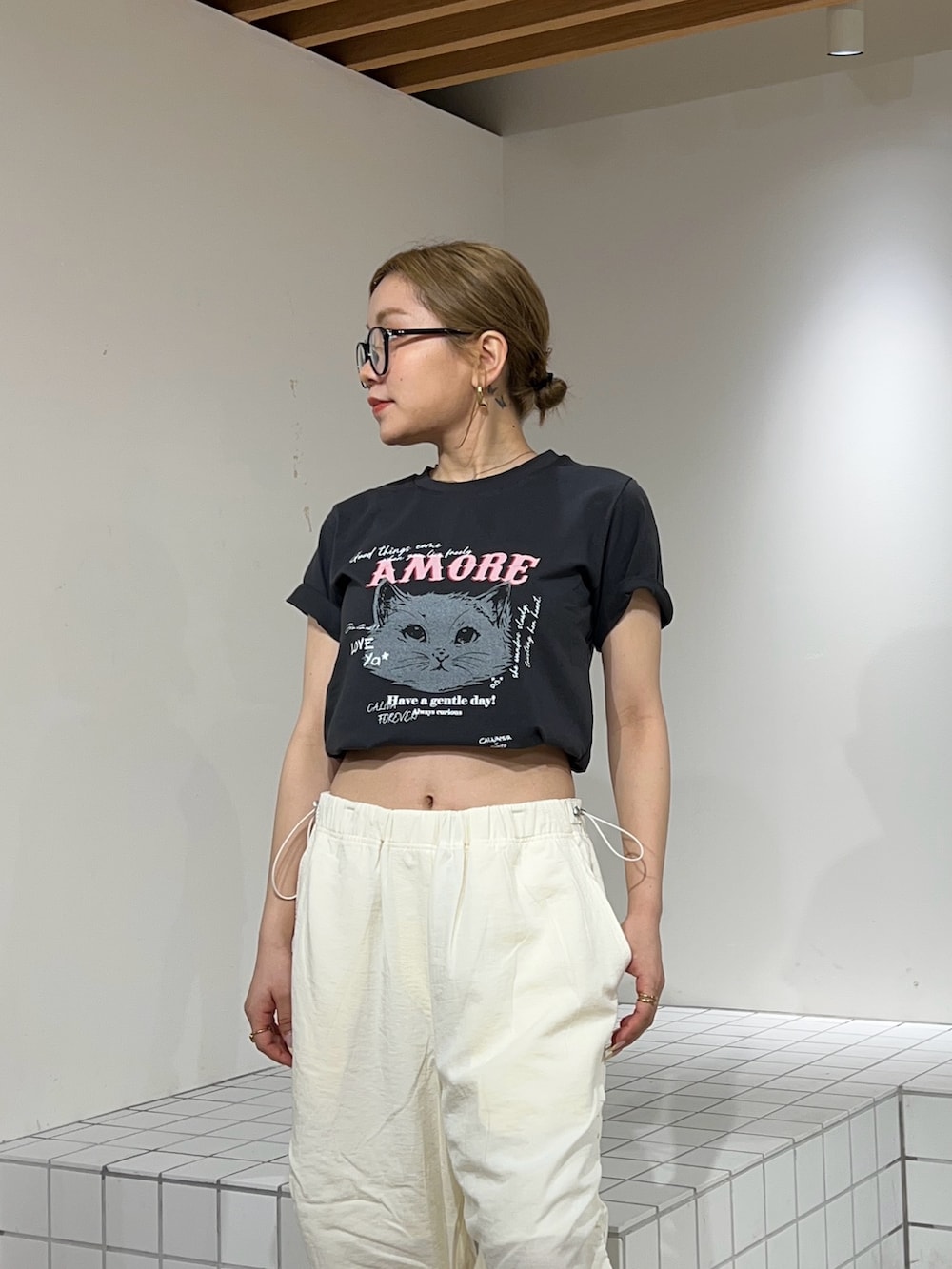 ホワイト系のその他パンツ、ブラック系のTシャツ/カットソーを着用したレディースの夏コーディネートの4枚目の写真