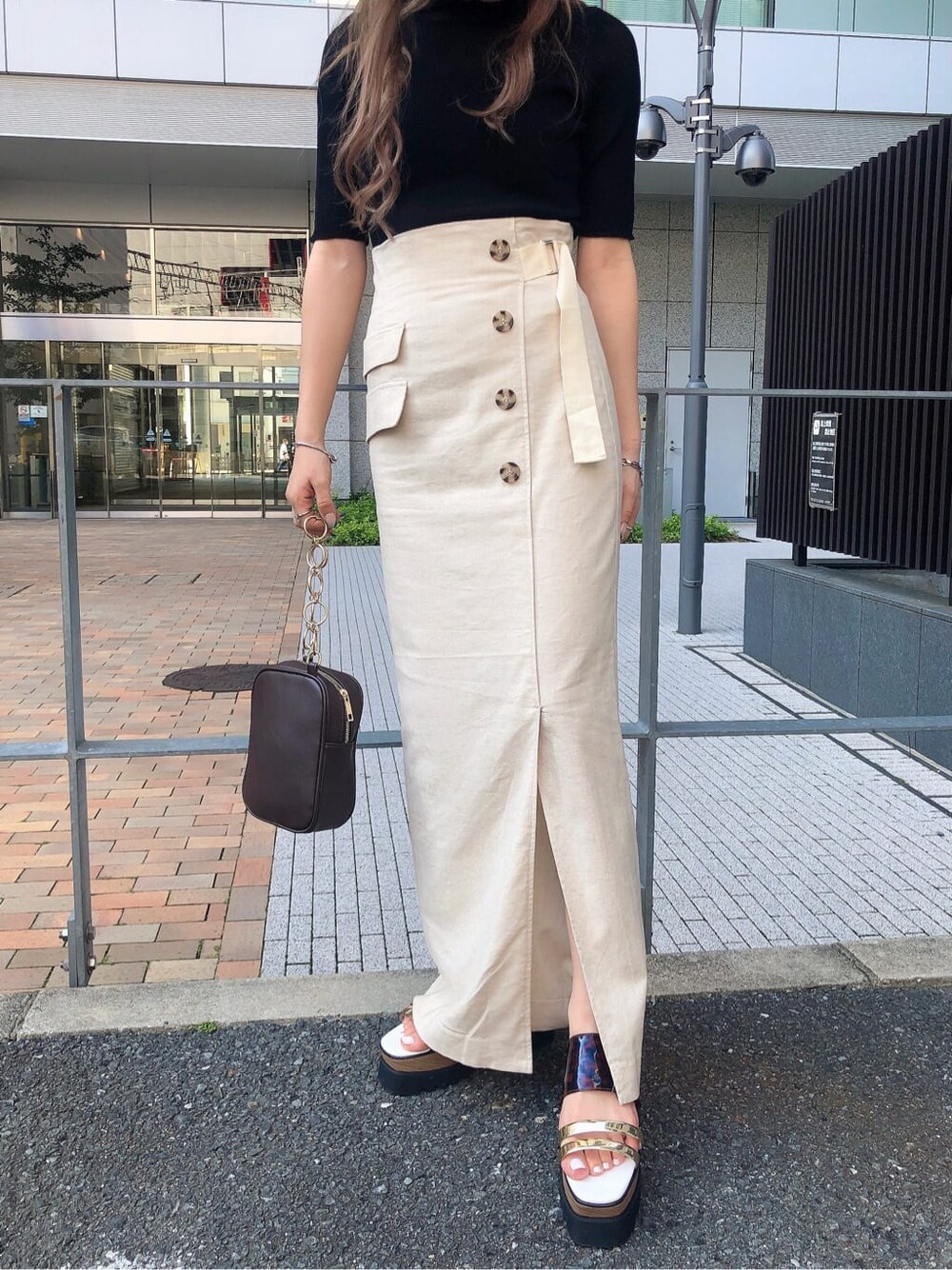 ホワイト系のスカート、その他のサンダル、ブラック系のニット/セーターを着用したレディースの夏コーディネートの5枚目の写真