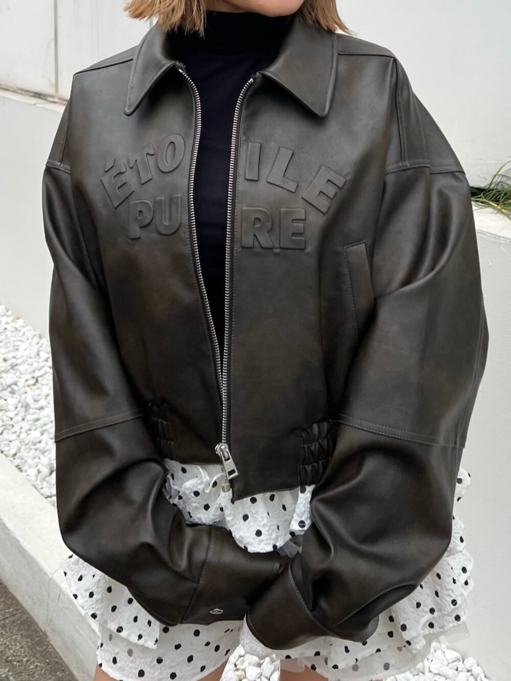 ブラック系のブーツ、ホワイト系のその他パンツ、ブラック系のTシャツ/カットソーを着用したレディースの冬コーディネートの6枚目の写真