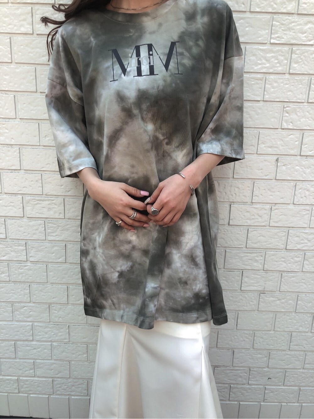 ブラック系のサンダル、ホワイト系のスカート、その他のTシャツ/カットソーを着用したレディースの春コーディネートの7枚目の写真